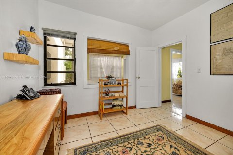 House in Miami, Florida 4 bedrooms, 252.69 sq.m. № 1206902 - photo 14