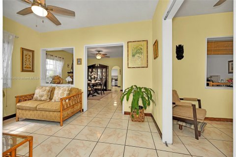 House in Miami, Florida 4 bedrooms, 252.69 sq.m. № 1206902 - photo 5