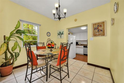 House in Miami, Florida 4 bedrooms, 252.69 sq.m. № 1206902 - photo 15