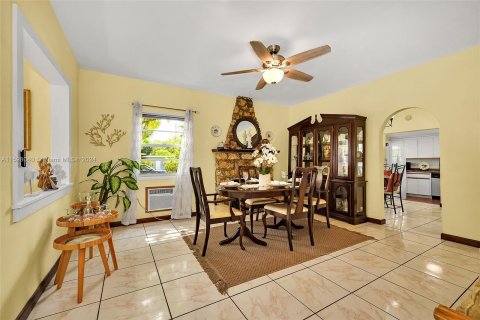 House in Miami, Florida 4 bedrooms, 252.69 sq.m. № 1206902 - photo 10