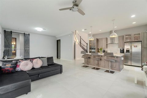 House in Miami, Florida 4 bedrooms, 264.49 sq.m. № 1206904 - photo 17