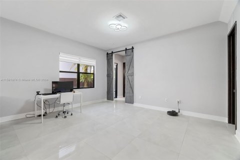 House in Miami, Florida 4 bedrooms, 264.49 sq.m. № 1206904 - photo 19