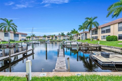 Condo in Stuart, Florida, 1 bedroom  № 1393570 - photo 1