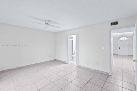 Condo in Stuart, Florida, 1 bedroom  № 1393570 - photo 11