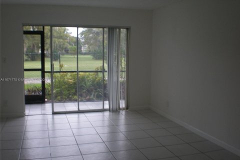 Condo in Tamarac, Florida, 2 bedrooms  № 1393523 - photo 1