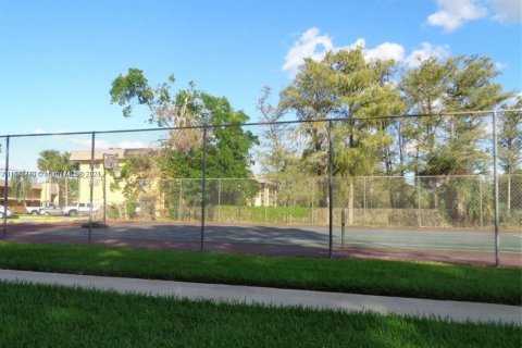 Condo in Tamarac, Florida, 2 bedrooms  № 1393523 - photo 10