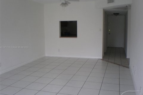 Condo in Tamarac, Florida, 2 bedrooms  № 1393523 - photo 8