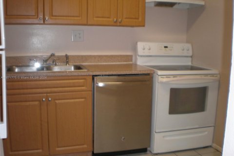 Condo in Tamarac, Florida, 2 bedrooms  № 1393523 - photo 3