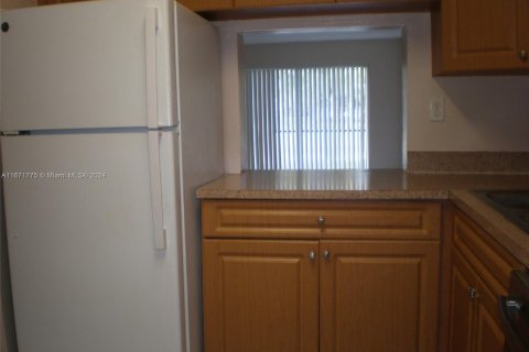 Condo in Tamarac, Florida, 2 bedrooms  № 1393523 - photo 6