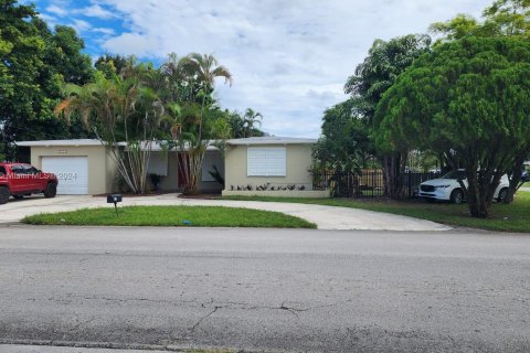 House in Miami, Florida 3 bedrooms, 139.35 sq.m. № 1393568 - photo 2