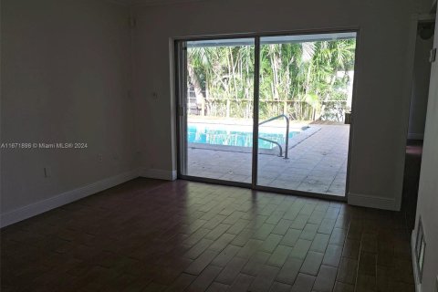 House in Miami, Florida 3 bedrooms, 139.35 sq.m. № 1393568 - photo 14