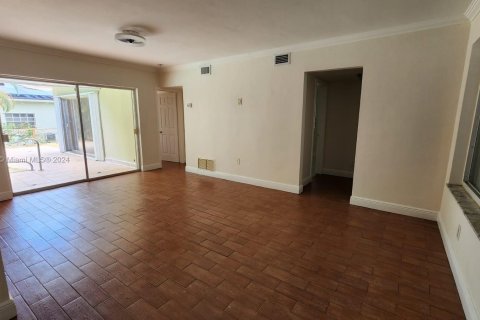 House in Miami, Florida 3 bedrooms, 139.35 sq.m. № 1393568 - photo 8