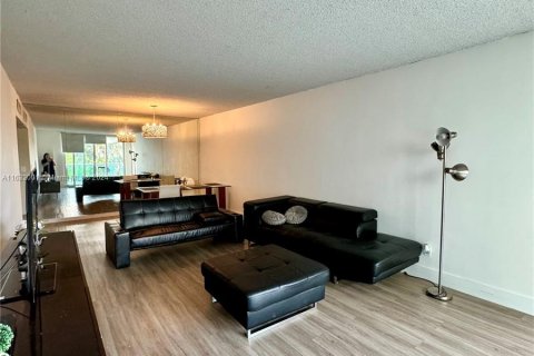 Condo in Sunny Isles Beach, Florida, 2 bedrooms  № 1293039 - photo 6