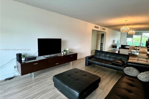 Condo in Sunny Isles Beach, Florida, 2 bedrooms  № 1293039 - photo 4