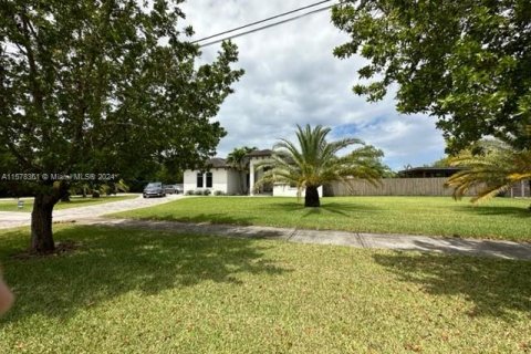 House in Homestead, Florida 5 bedrooms, 259.57 sq.m. № 1154804 - photo 2