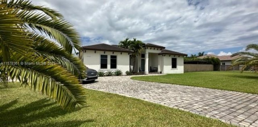 House in Homestead, Florida 5 bedrooms, 259.57 sq.m. № 1154804