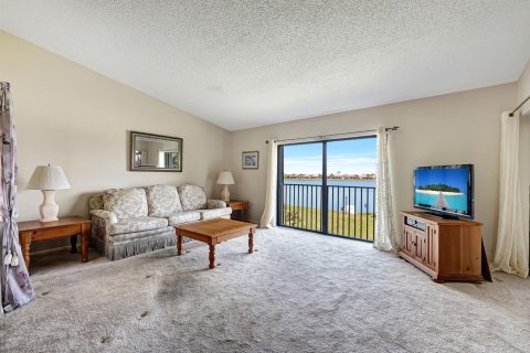 Condo in Hutchinson Island South, Florida, 2 bedrooms  № 1097605 - photo 22