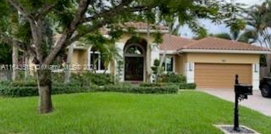 House in Coral Springs, Florida 4 bedrooms, 256.41 sq.m. № 1367239