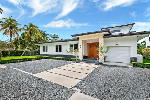 House in Miami, Florida 5 bedrooms, 357.49 sq.m. № 1367273 - photo 1