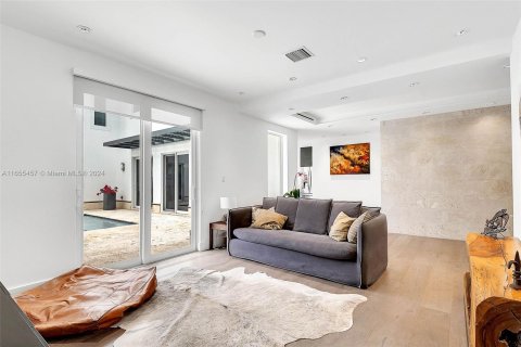 Casa en venta en Miami, Florida, 5 dormitorios, 357.49 m2 № 1367273 - foto 8