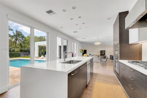 Casa en venta en Miami, Florida, 5 dormitorios, 357.49 m2 № 1367273 - foto 18