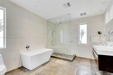 House in Miami, Florida 5 bedrooms, 357.49 sq.m. № 1367273 - photo 30