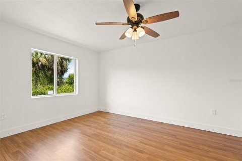 House in North Port, Florida 3 bedrooms, 132.48 sq.m. № 1108235 - photo 12