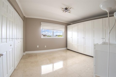 Condo in North Miami Beach, Florida, 2 bedrooms  № 1305458 - photo 16