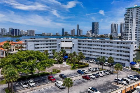 Condo in North Miami Beach, Florida, 2 bedrooms  № 1305458 - photo 29