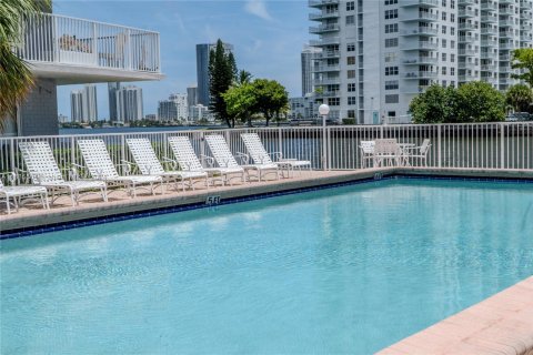 Condo in North Miami Beach, Florida, 2 bedrooms  № 1305458 - photo 18