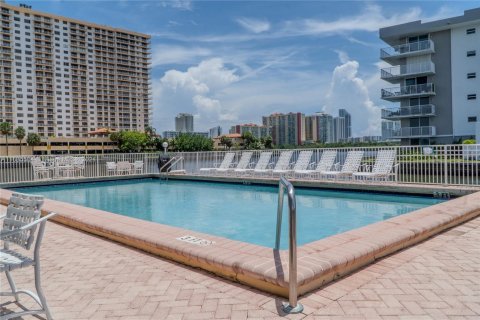 Copropriété à vendre à North Miami Beach, Floride: 2 chambres, 100.8 m2 № 1305458 - photo 19