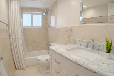 Condo in North Miami Beach, Florida, 2 bedrooms  № 1305458 - photo 11