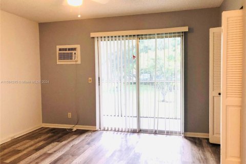 Condo in Pembroke Pines, Florida, 1 bedroom  № 1187966 - photo 8