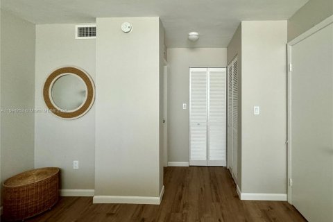 Condo in Miami Beach, Florida, 1 bedroom  № 1187968 - photo 25