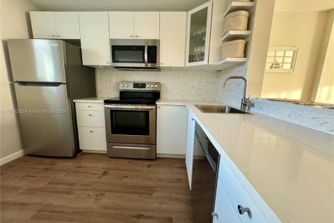 Condo in Miami Beach, Florida, 1 bedroom  № 1187968 - photo 14