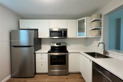 Condo in Miami Beach, Florida, 1 bedroom  № 1187968 - photo 12