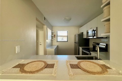 Condo in Miami Beach, Florida, 1 bedroom  № 1187968 - photo 11