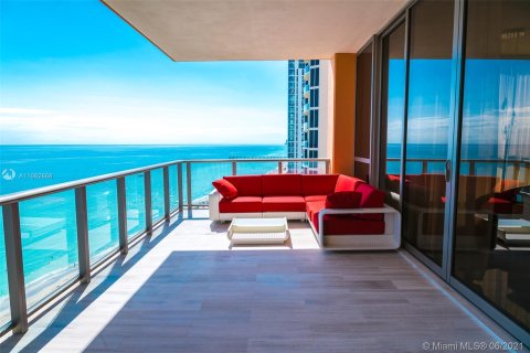 Condominio en venta en Sunny Isles Beach, Florida, 4 dormitorios, 428.19 m2 № 9371 - foto 11
