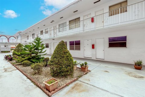 Condo in Hollywood, Florida, 1 bedroom  № 1160057 - photo 1