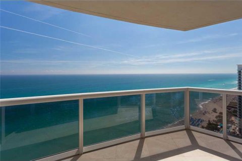 Condo in Sunny Isles Beach, Florida, 3 bedrooms  № 2060 - photo 1