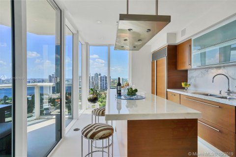 Condo in Sunny Isles Beach, Florida, 3 bedrooms  № 2060 - photo 18