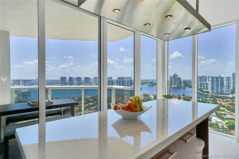 Condo in Sunny Isles Beach, Florida, 3 bedrooms  № 2060 - photo 20