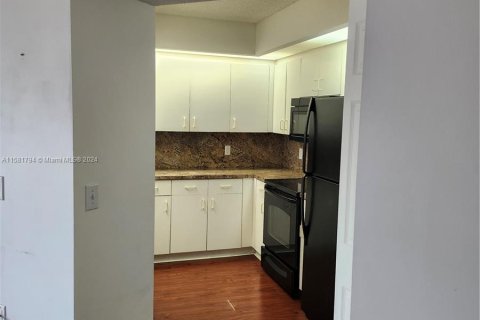 Condo in Pembroke Pines, Florida, 1 bedroom  № 1162488 - photo 4