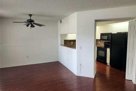 Condominio en venta en Pembroke Pines, Florida, 1 dormitorio № 1162488 - foto 9