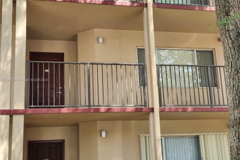 Condo in Pembroke Pines, Florida, 1 bedroom  № 1162488 - photo 25