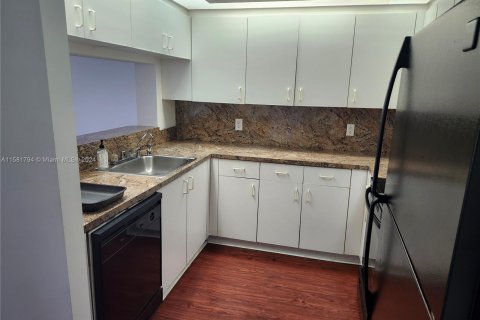 Condo in Pembroke Pines, Florida, 1 bedroom  № 1162488 - photo 7