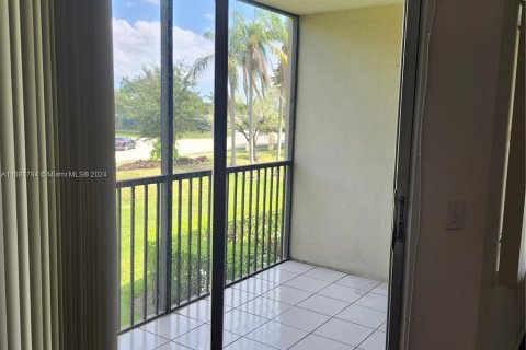 Condo in Pembroke Pines, Florida, 1 bedroom  № 1162488 - photo 12