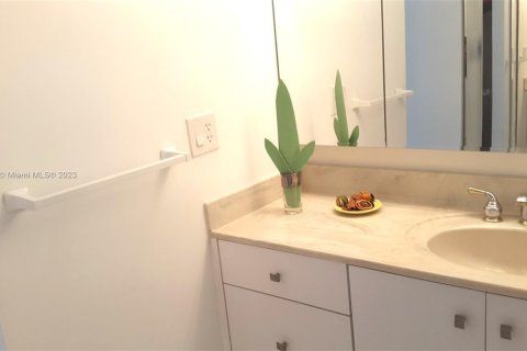 Condo in Aventura, Florida, 1 bedroom  № 327403 - photo 11