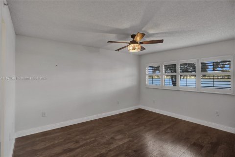 Condo in Pembroke Pines, Florida, 2 bedrooms  № 1393667 - photo 17