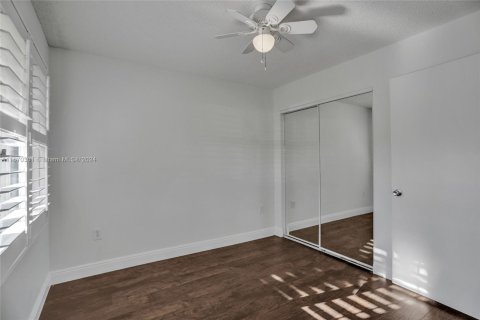 Condo in Pembroke Pines, Florida, 2 bedrooms  № 1393667 - photo 10